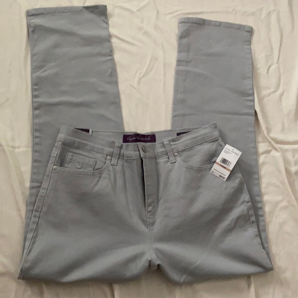 New with tag. Women’s size 12 short Gloria Vanderbilt “Amanda” denim jeans
